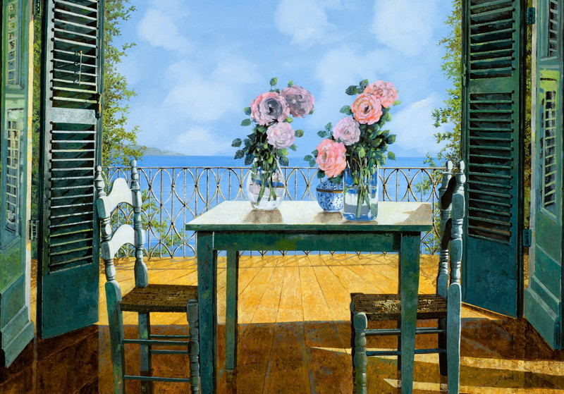столик, ставни, балкон, окна, вид, небо, голубые, зеленые, цветы, ваза, розовые, розы, море, облака, деревья, дерево, веранда, вид из окна